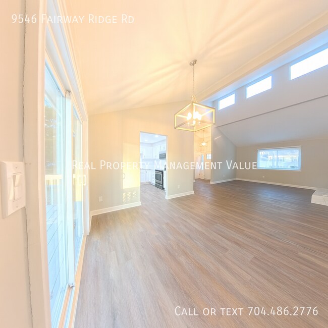 Foto del edificio - 9546 Fairway Ridge Rd