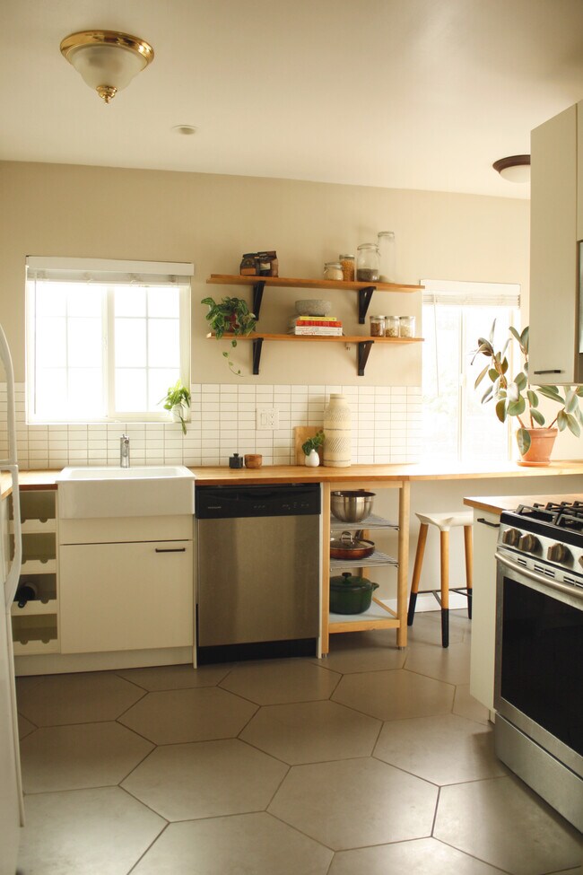 Kitchen - 2760 S Cochran Ave