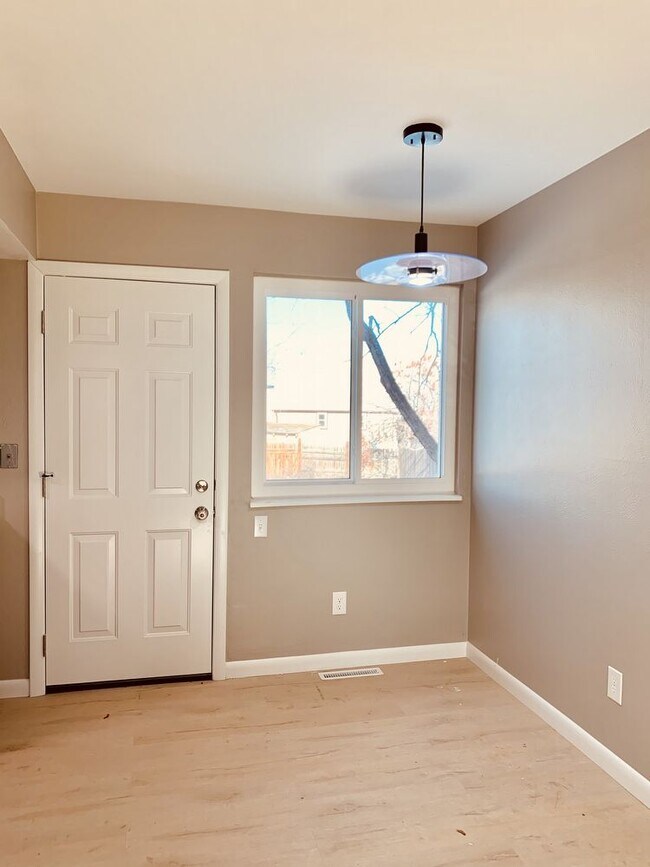 Building Photo - MOVE IN READY