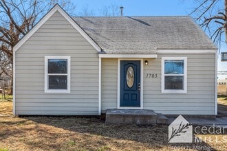 Building Photo - 1703 E Looman St