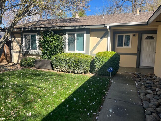 Building Photo - Cozy 4bed 2bath available in Natomas Sacra...