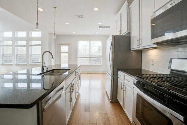 Foto del edificio - 5915 Swayden Ln