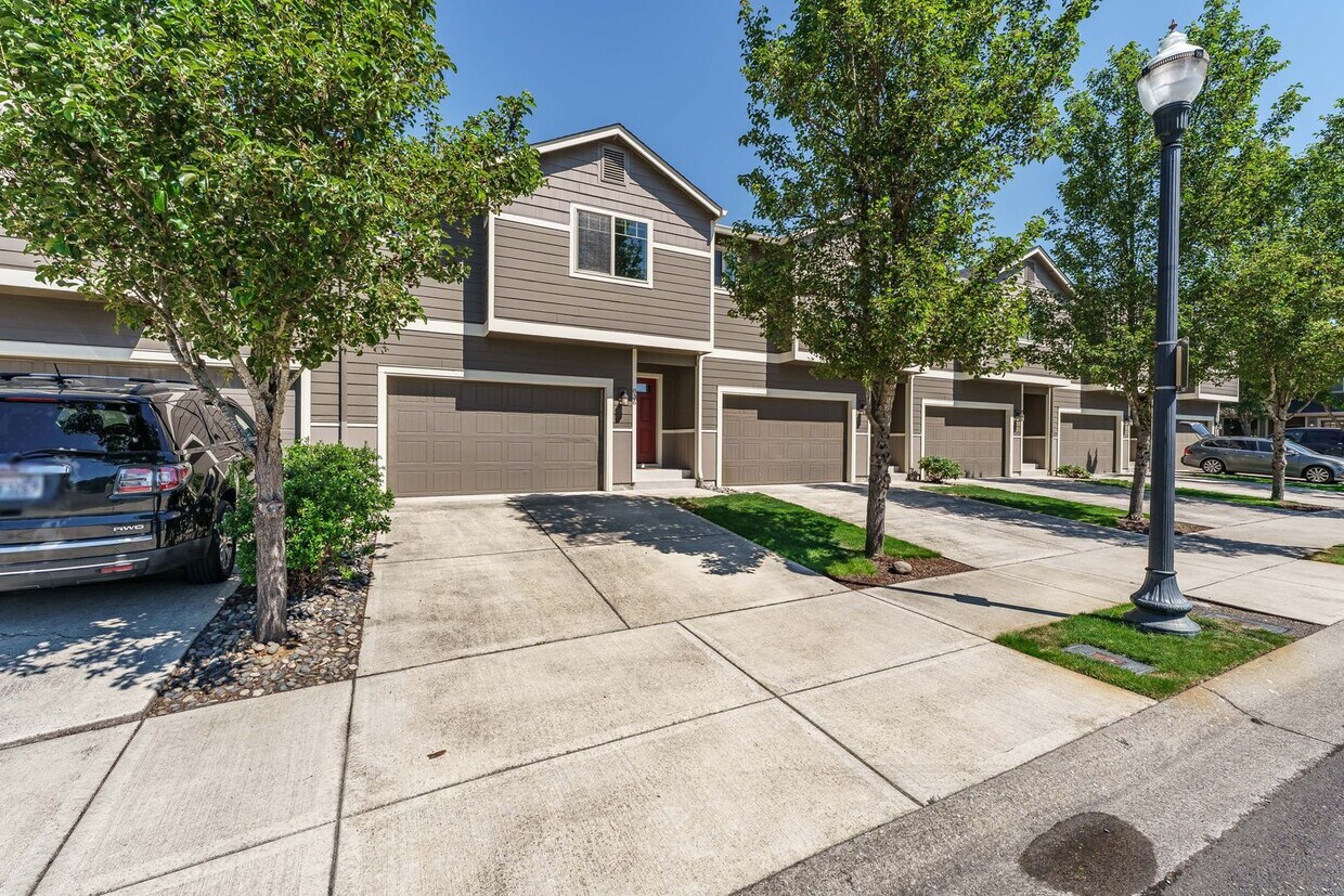 Foto principal - ASK ABOUT AUGUST MOVE IN SPECIAL 3 Bedroom...