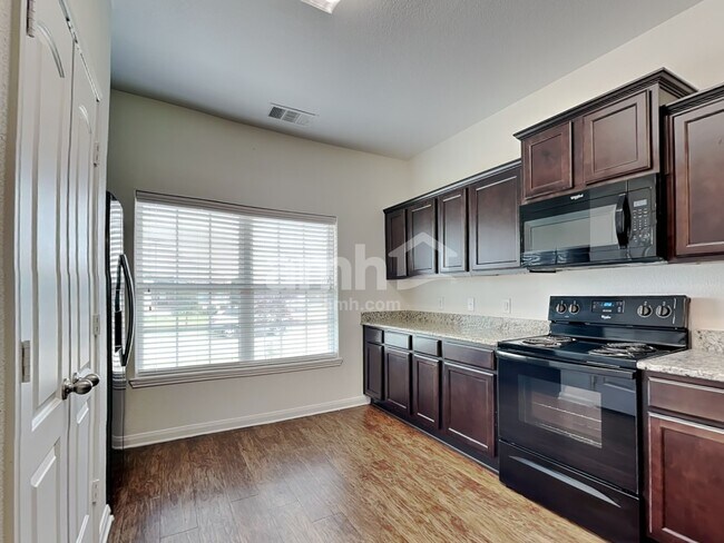 Foto del edificio - 920 Summer Stream Rd