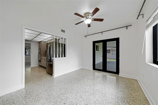Foto del edificio - Southeast 9th Court, Hialeah, FL 33010 - 3 BR 2 BA house