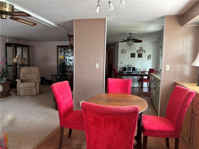 Foto del edificio - 775 Knotty Pine Cir