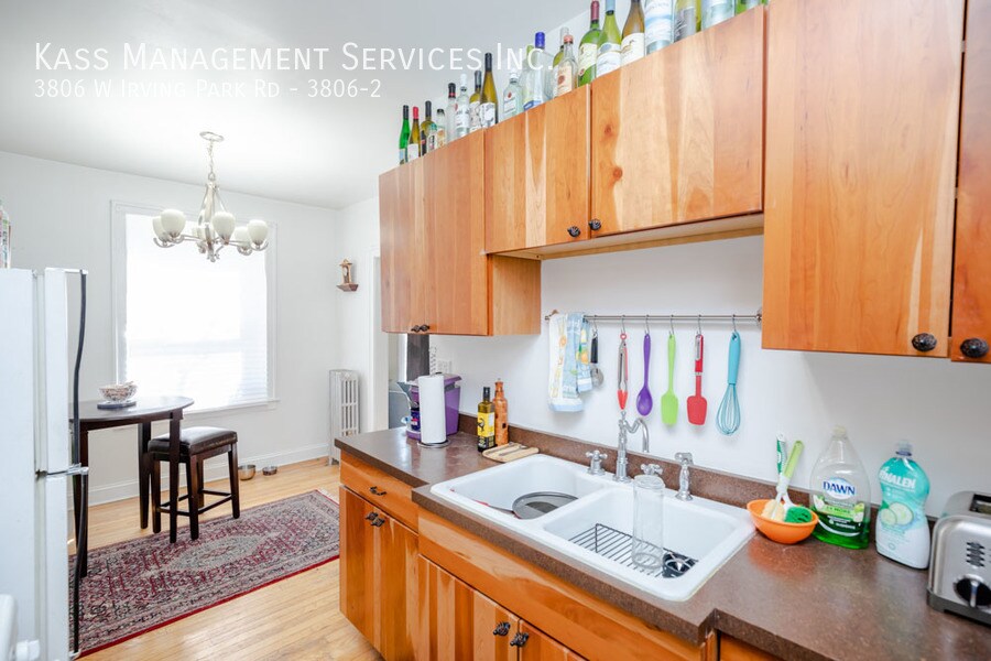 Foto principal - 3806 W Irving Park Rd