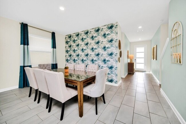 Building Photo - 2758BD  Dazzling 5BR Villa in Storey Lake ...