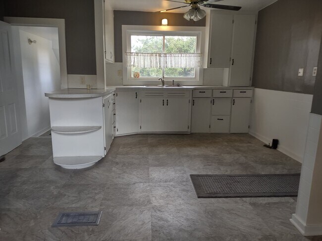 Foto del edificio - 8477 Crane Creek Rd