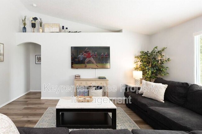 Building Photo - 879 N Traquair Pl