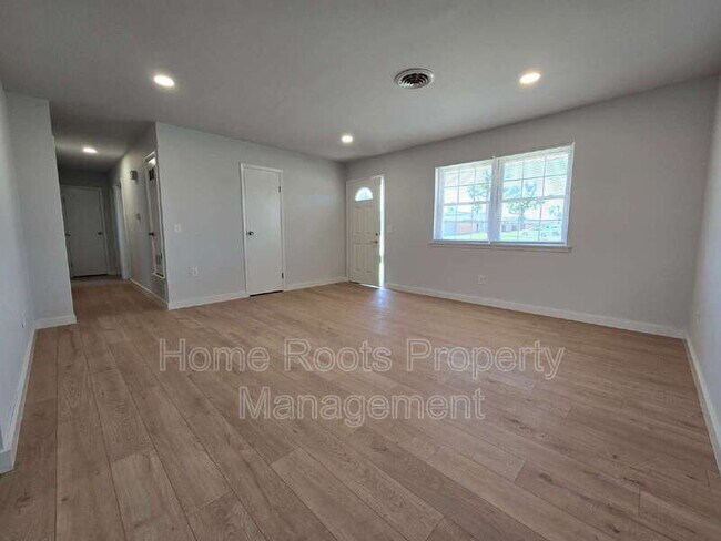 Building Photo - 1309 W Beech Dr