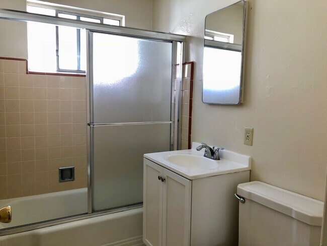 Building Photo - 484 N 5th St