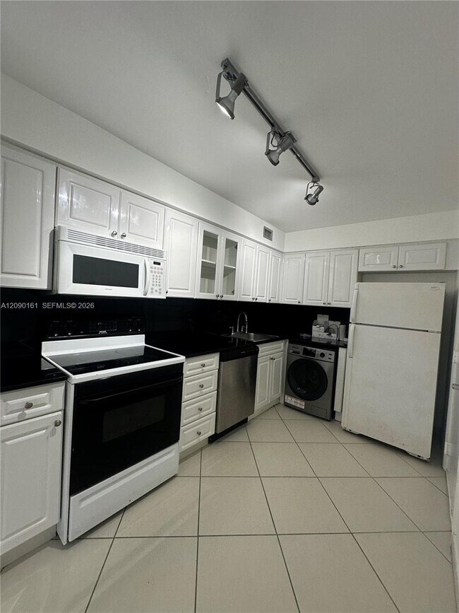 Building Photo - 6770 Indian Creek Dr