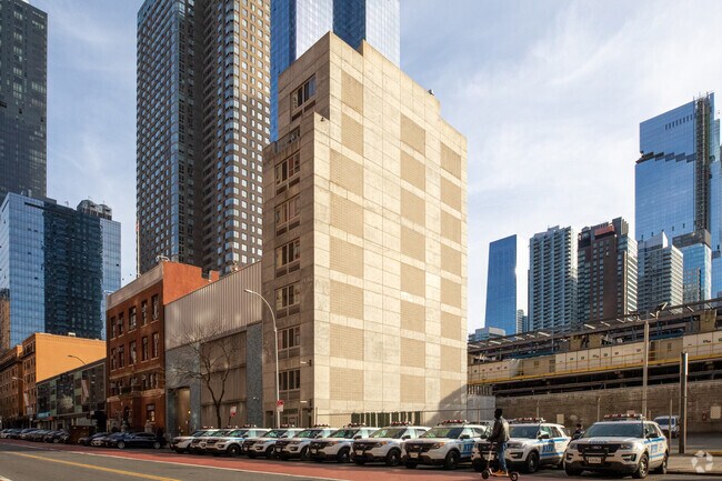 Building Photo - 534 W 42nd St