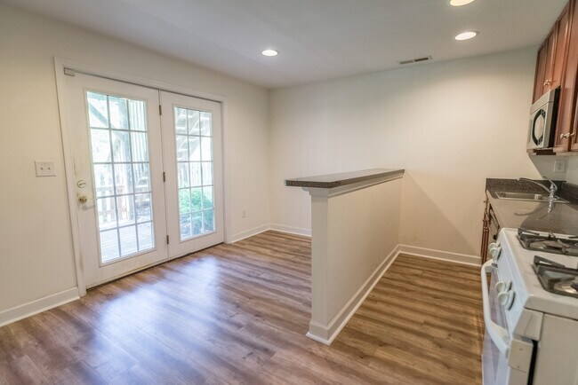 Entryway and dining area - 913 Raymond Road
