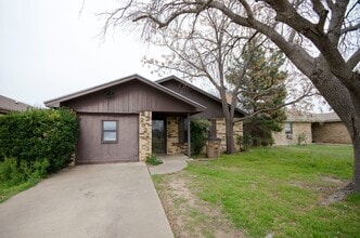 Building Photo - 2922 N Oakes St