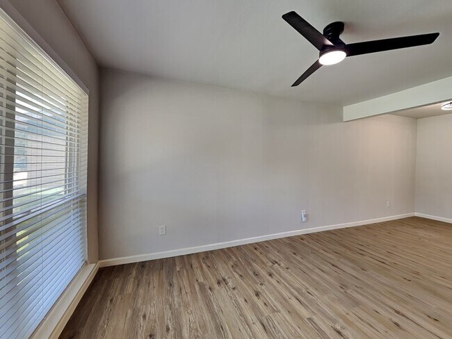 Foto del edificio - 12504 Shorecrest Ln