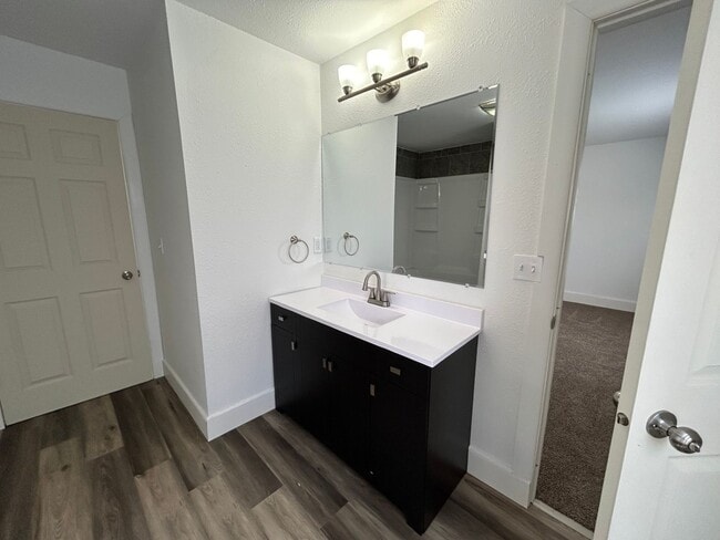 Foto del edificio - 3 Bedroom 1 Bath Beautiful House with Fenced Yard & Garage