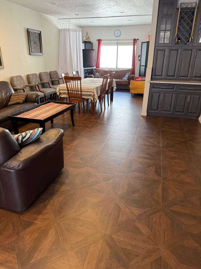 Sala de estar - 3647 Keystone Ave