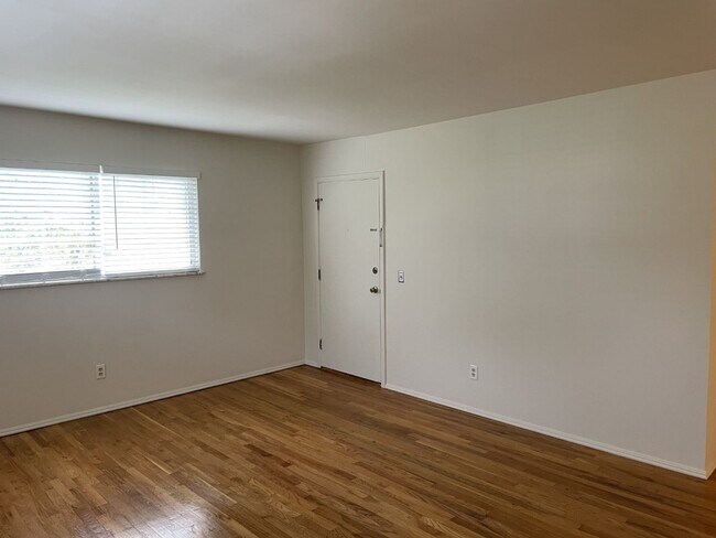Foto del edificio - SPACIOUS 2 BR IN HYDE PARK WITH GARAGE