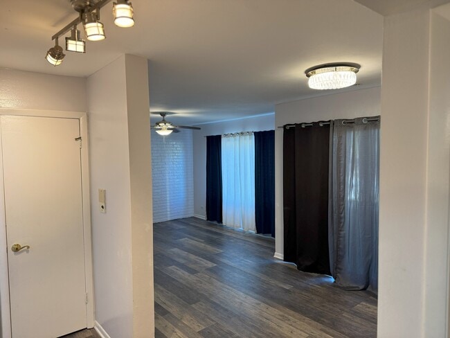 Building Photo - 6027 W 103rd St