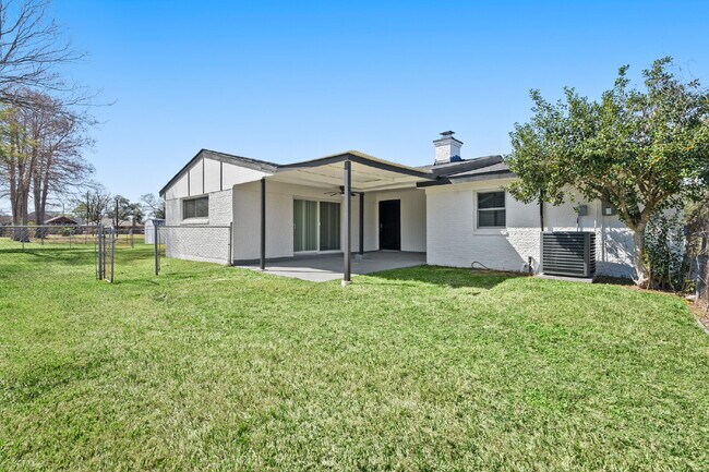 Building Photo - Newly Renovated 4/5 Bed 2 Bath in South Houston!