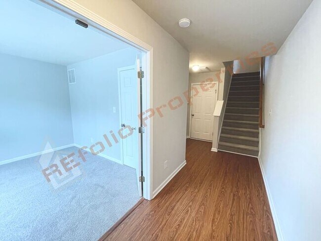 Foto del edificio - Fresh Paint and Brand New Carpet! Beautifu...