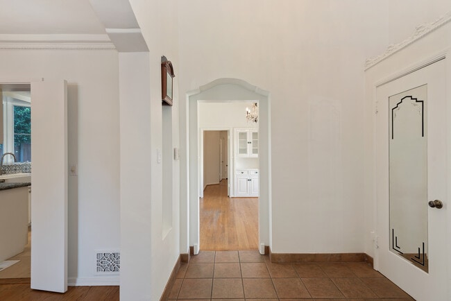 Building Photo - 357 S La Peer Dr