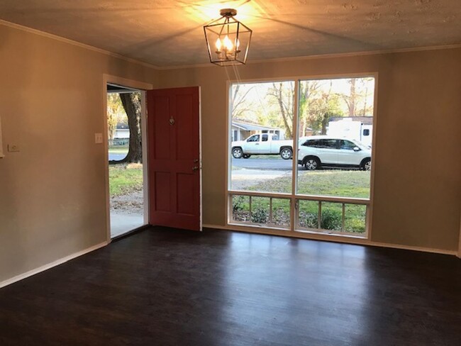 Building Photo - Beautifully Remodeled 3 bed 2 bath in Nort...