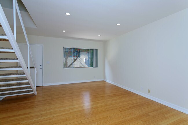 Building Photo - 112 Esperanza Ave