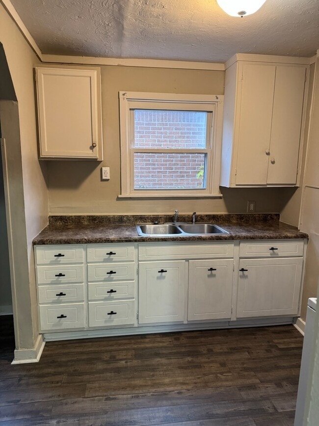 Photo - 1024 Leslie St House