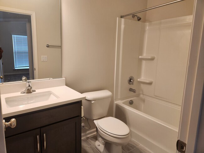 Foto del edificio - 271 Chestnut Dr