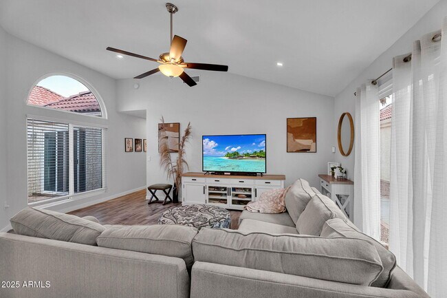 Foto del edificio - 1510 E Commerce Ave