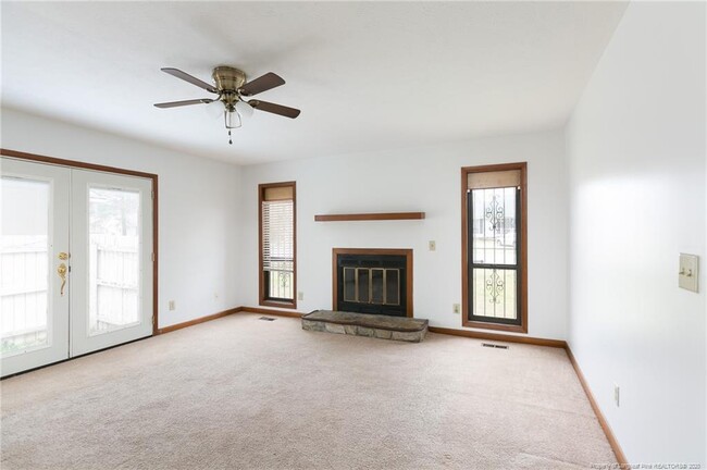 Building Photo - 6885 Kingsgate Dr