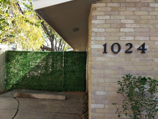 Foto del edificio - **APPLICATION RECEIVED** Available Now! 2 ...