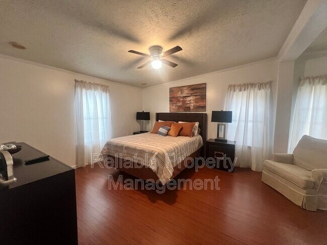 Foto del edificio - 4321 On Track Rd