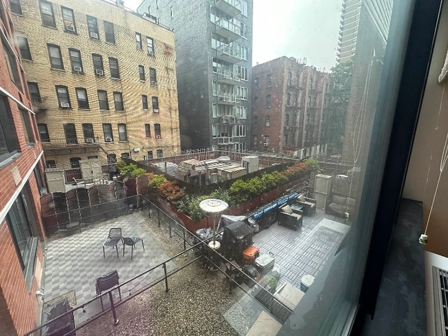 Building Photo - 215 W 95th St
