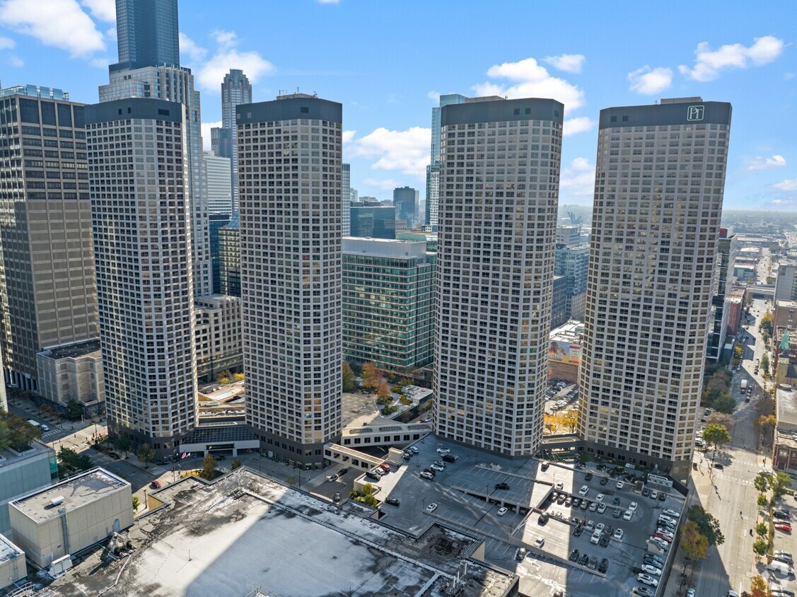 801 W North Ave, Chicago, IL 60642, apple store chicago