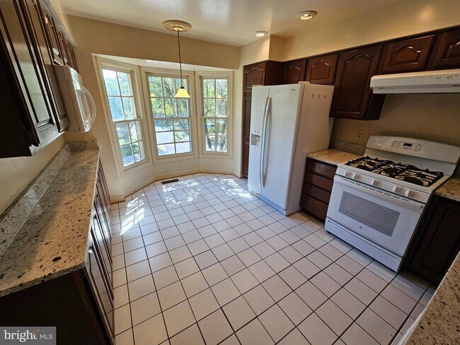 Building Photo - 2104 Eluna Ct