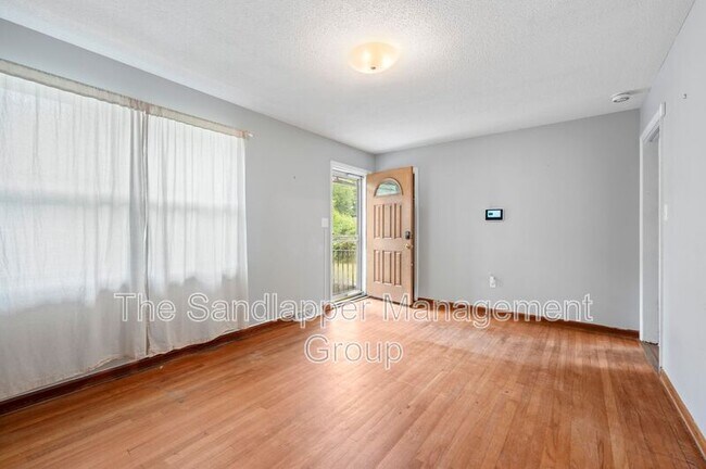 Foto del edificio - 7673 Barclay Ave