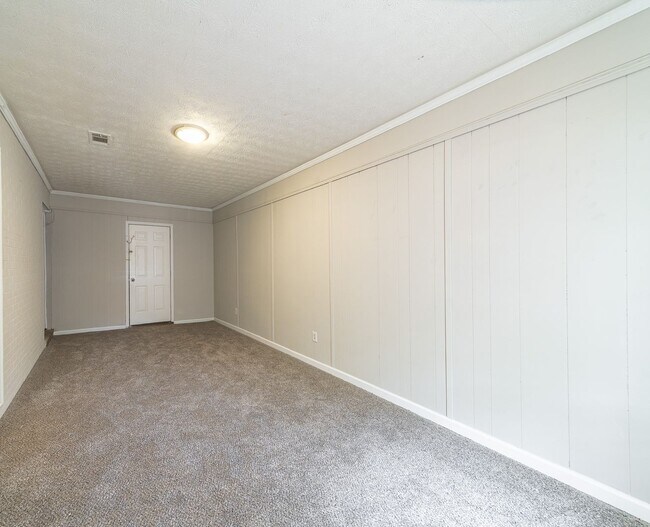 Foto del edificio - Coming Soon! Spacious 3 Bedroom 1 Bath!