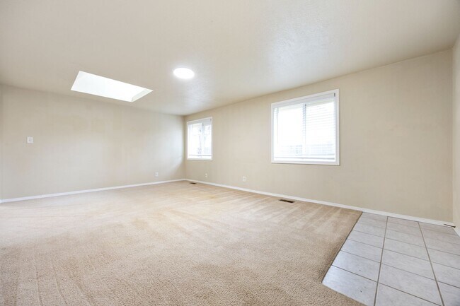 Foto del edificio - Spacious 5 bed/2 bath in SE Portland