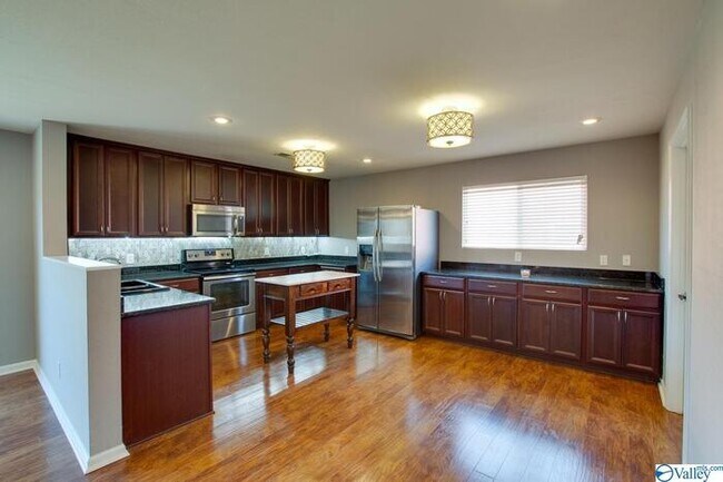 Building Photo - 3225 Lakeland Dr