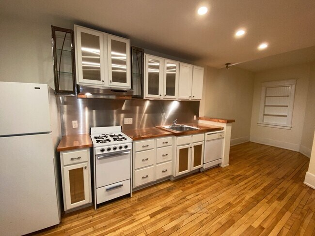 Building Photo - 1 Bed 1 Bath Historic Preserved Douglas Ap...