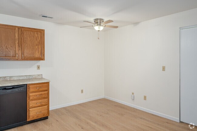 3601 Kingston, 2 habitaciones, 2 baños - 1025 pies cuadrados - Comedor - Hidden Oaks Apartments