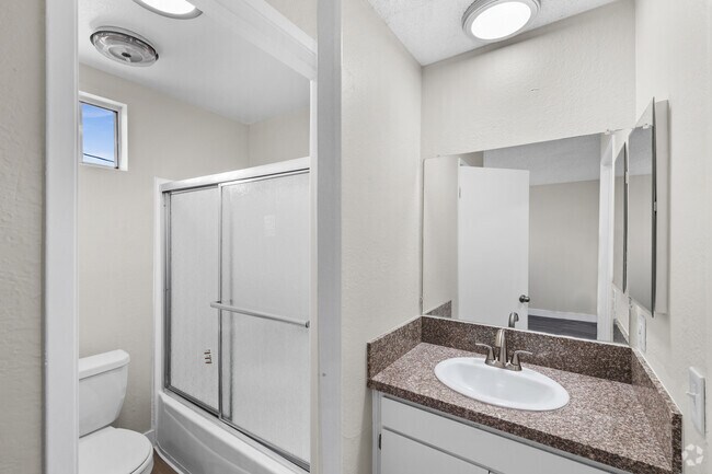 1 habitación, 1 baño - 600 pies cuadrados - Baño - Collins Condominiums