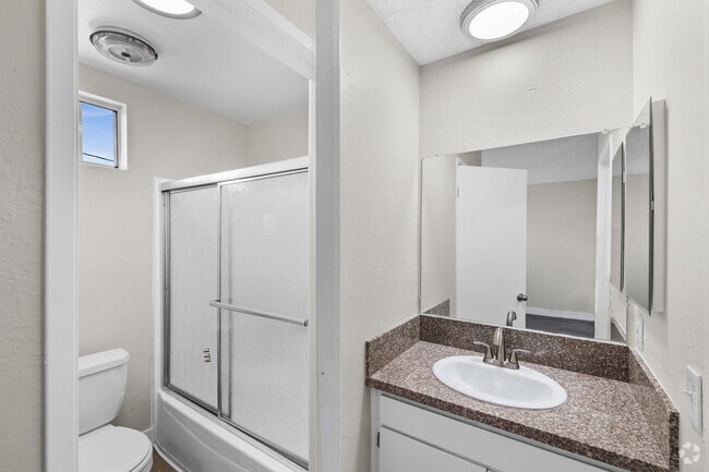 1BR, 1BA - 600SF - Bathroom - Collins Condominiums