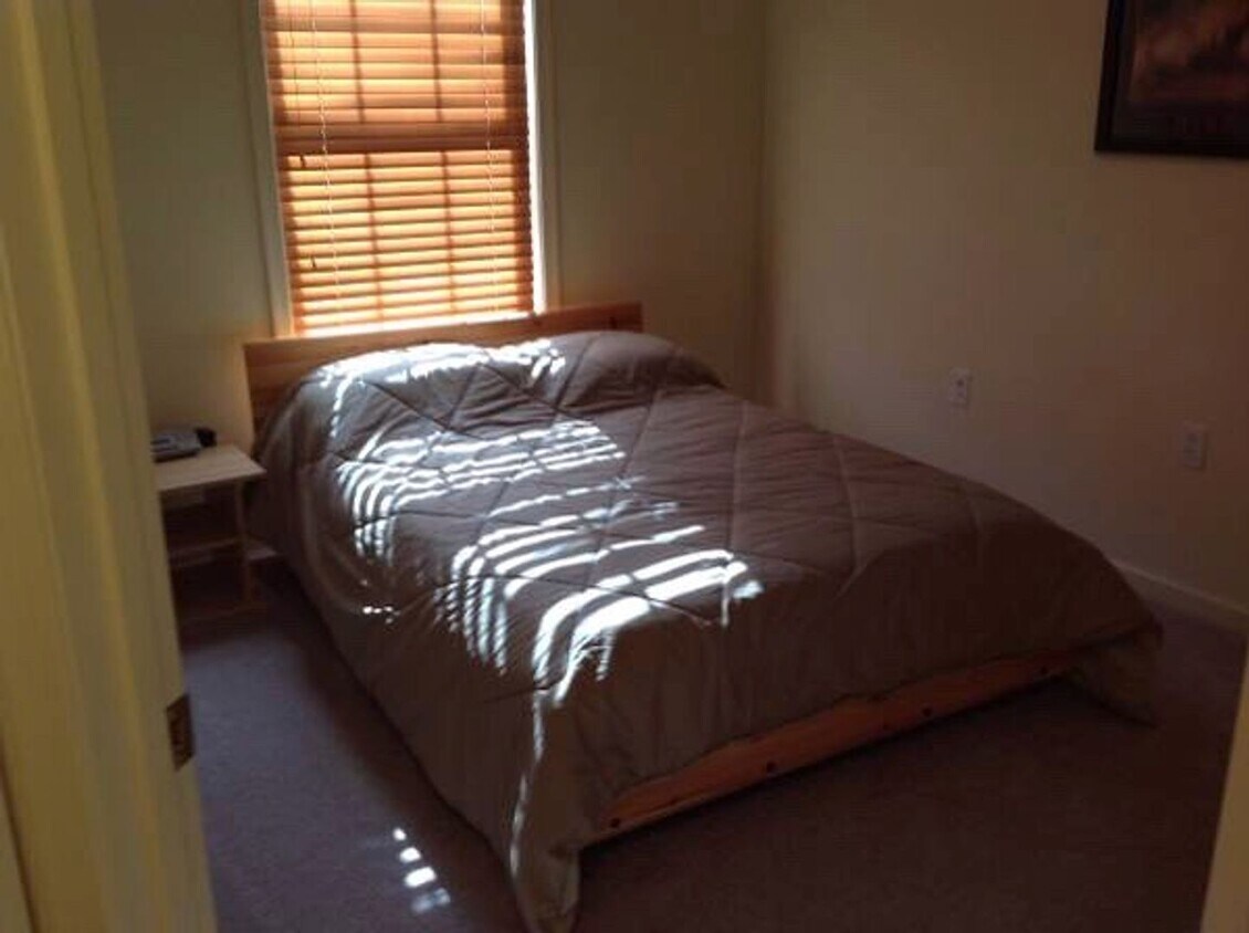 Primary Photo - Immaculate END Unit 3 Br, 2.5 ba townhouse...