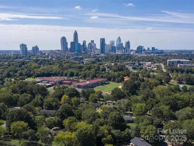 Foto del edificio - 1208 Fontana Ave