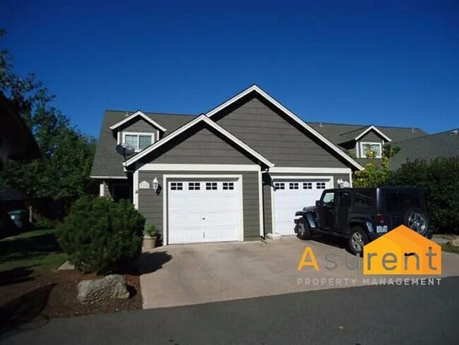 Foto del edificio - Great Open Concept Townhome Available Soon!